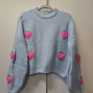 Sweter niebieski z różowymi truskawkami